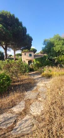 Vue de la maison depuis le fond du jardin