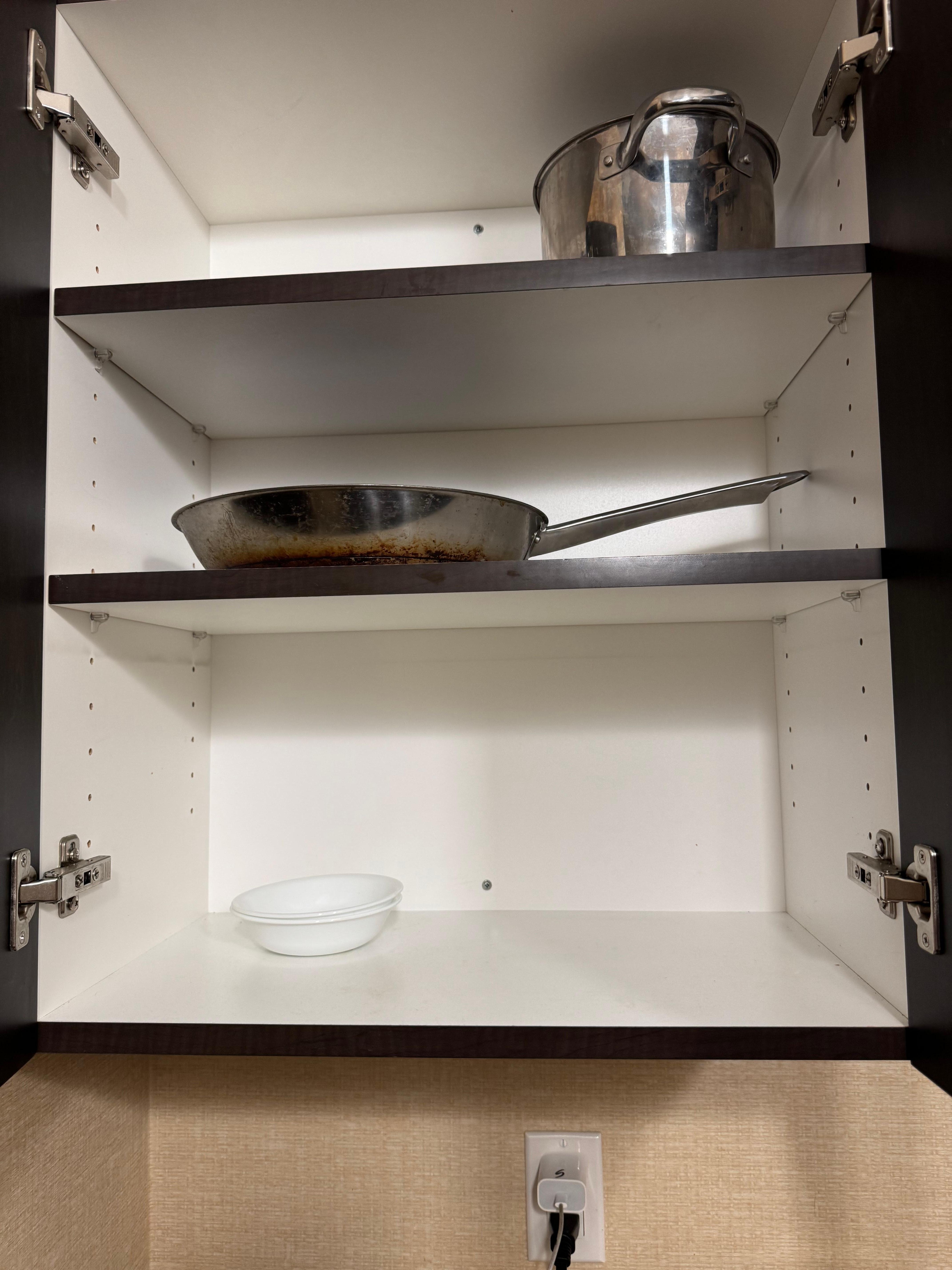 Only 2 bowls and no plates 
Also no forks/ knives / spoons - missing 