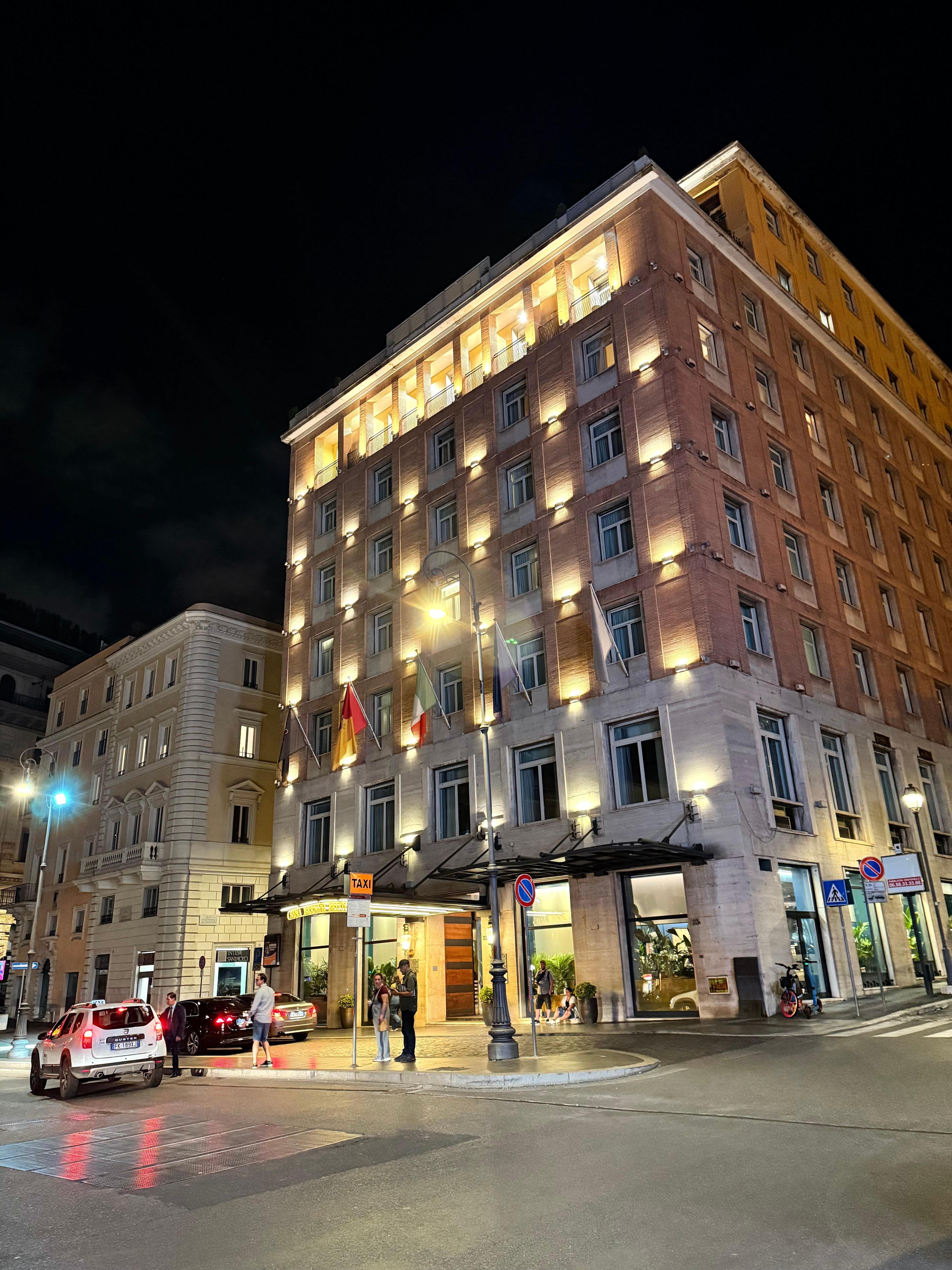 Fachada vista de um restaurante em frente ao hotel.