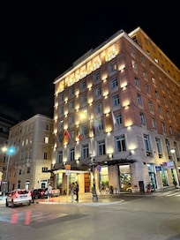 Fachada vista de um restaurante em frente ao hotel.