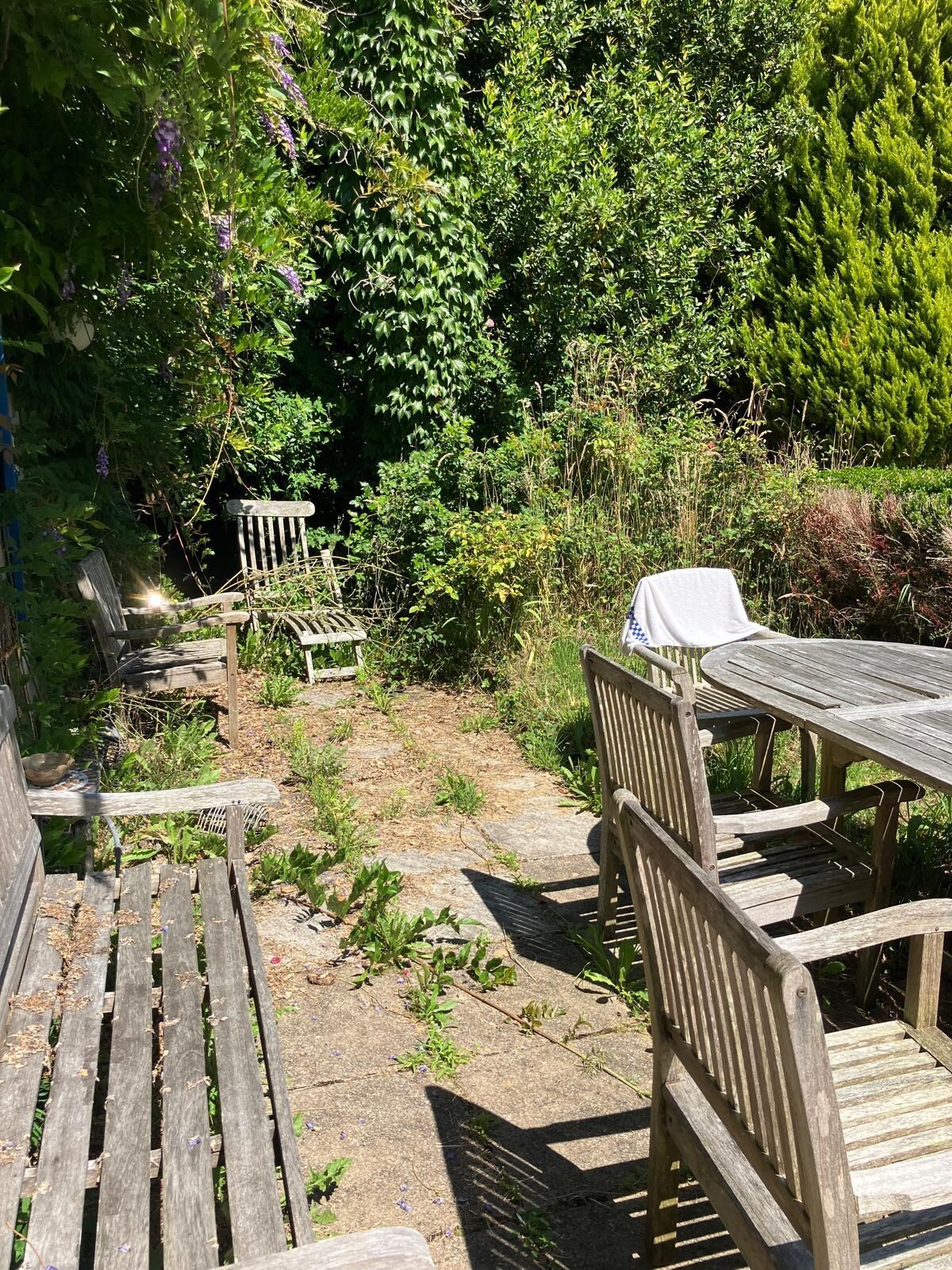 les herbes poussent au travers du mobilier 