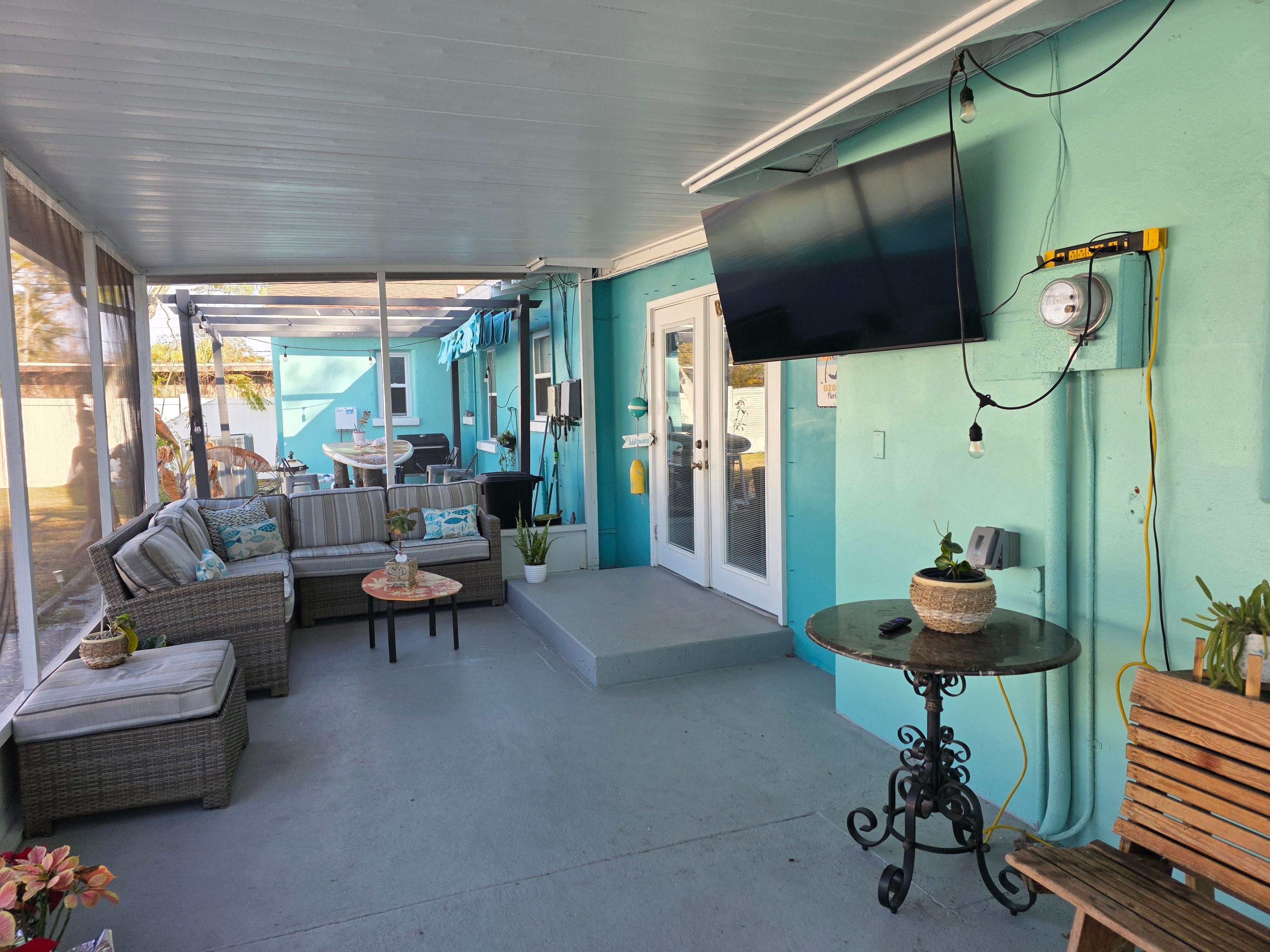 Great screened in area to enjoy your morning coffee or a cold beverage later in the day. Generally very quiet area.