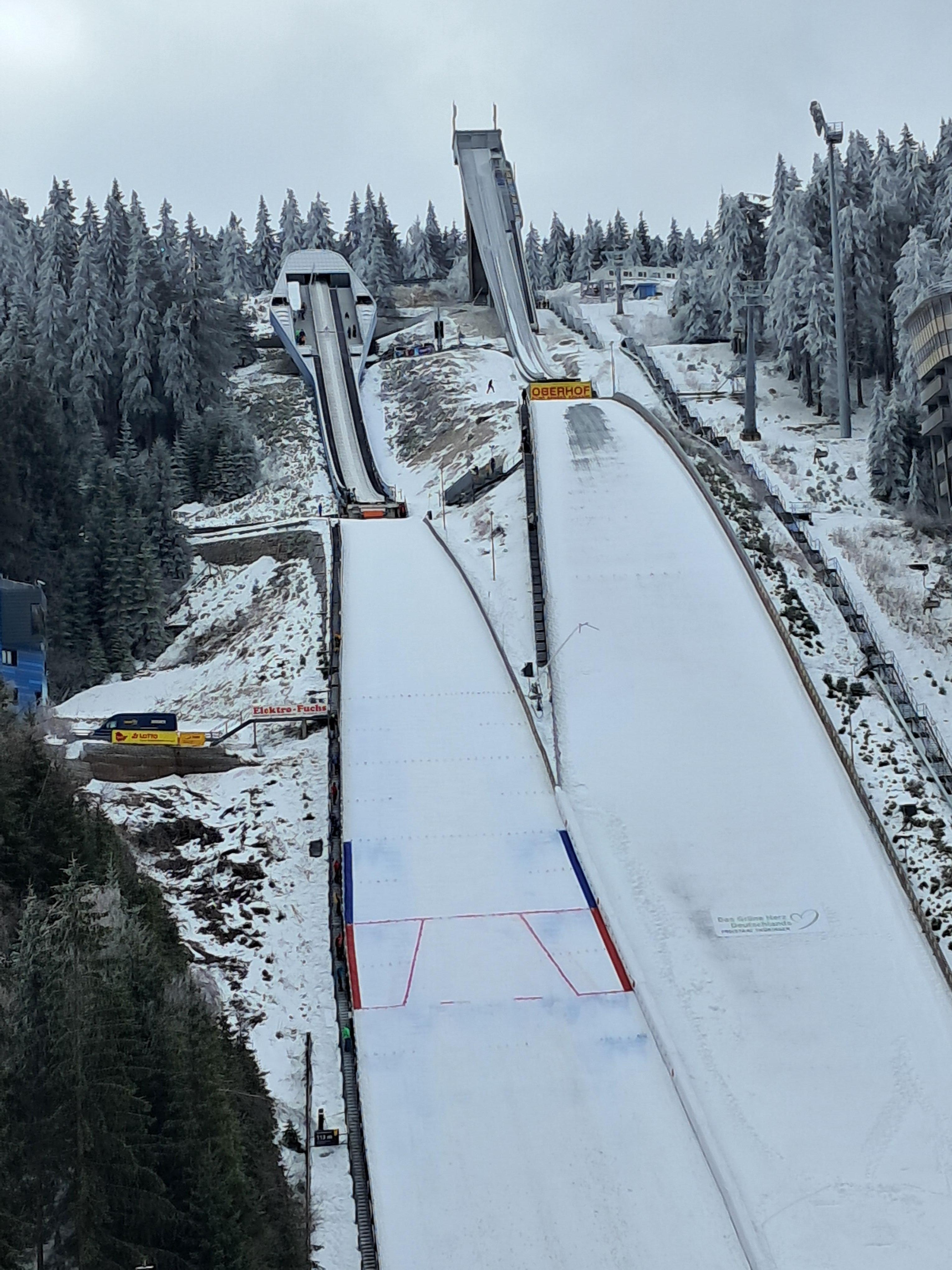 Wir waren zum Skispringen in Oberhof, Entfernung 40 Minuten mit dem PKW bei langsamer Fahrt 