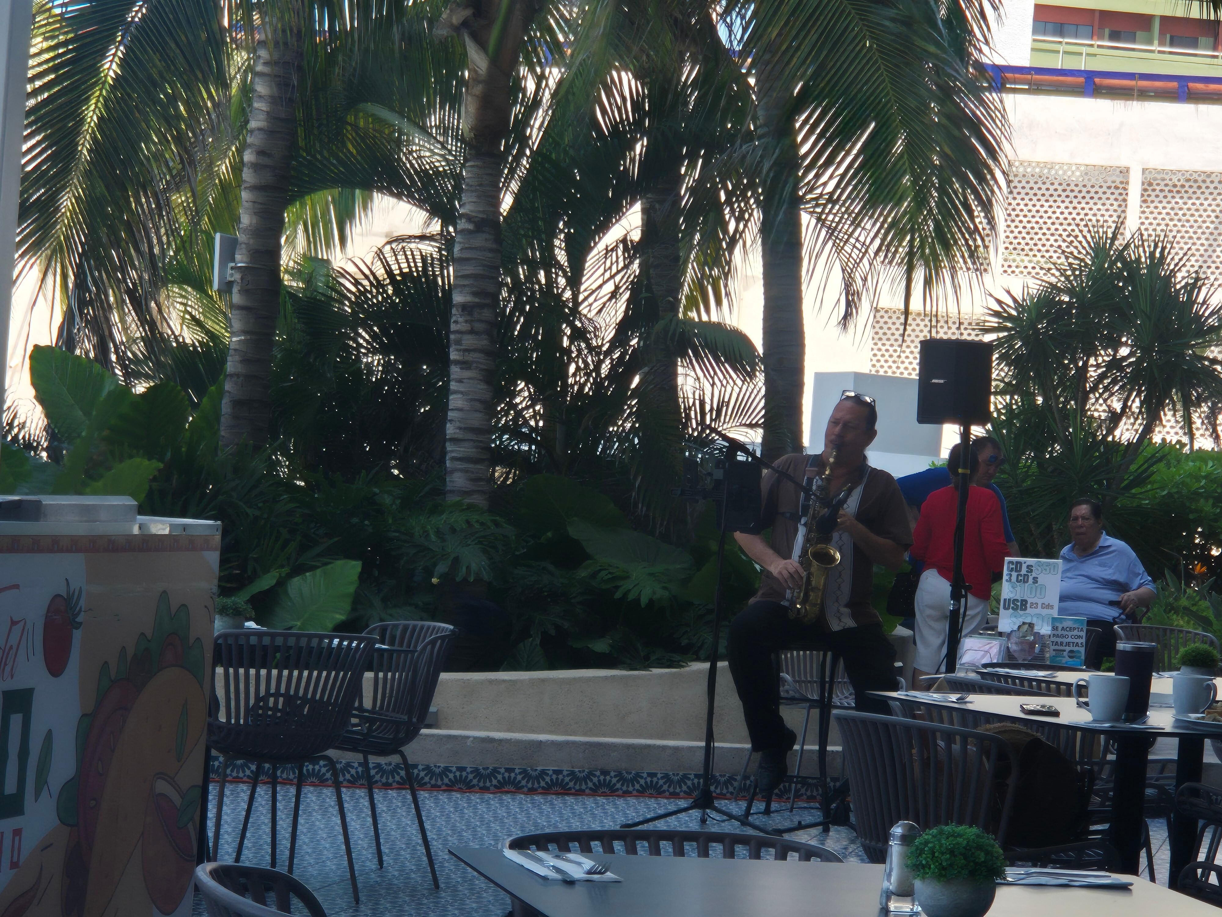 Quien no ama desayunar al aire libre, en la playa, con melodías de sax. Espectacular 😍