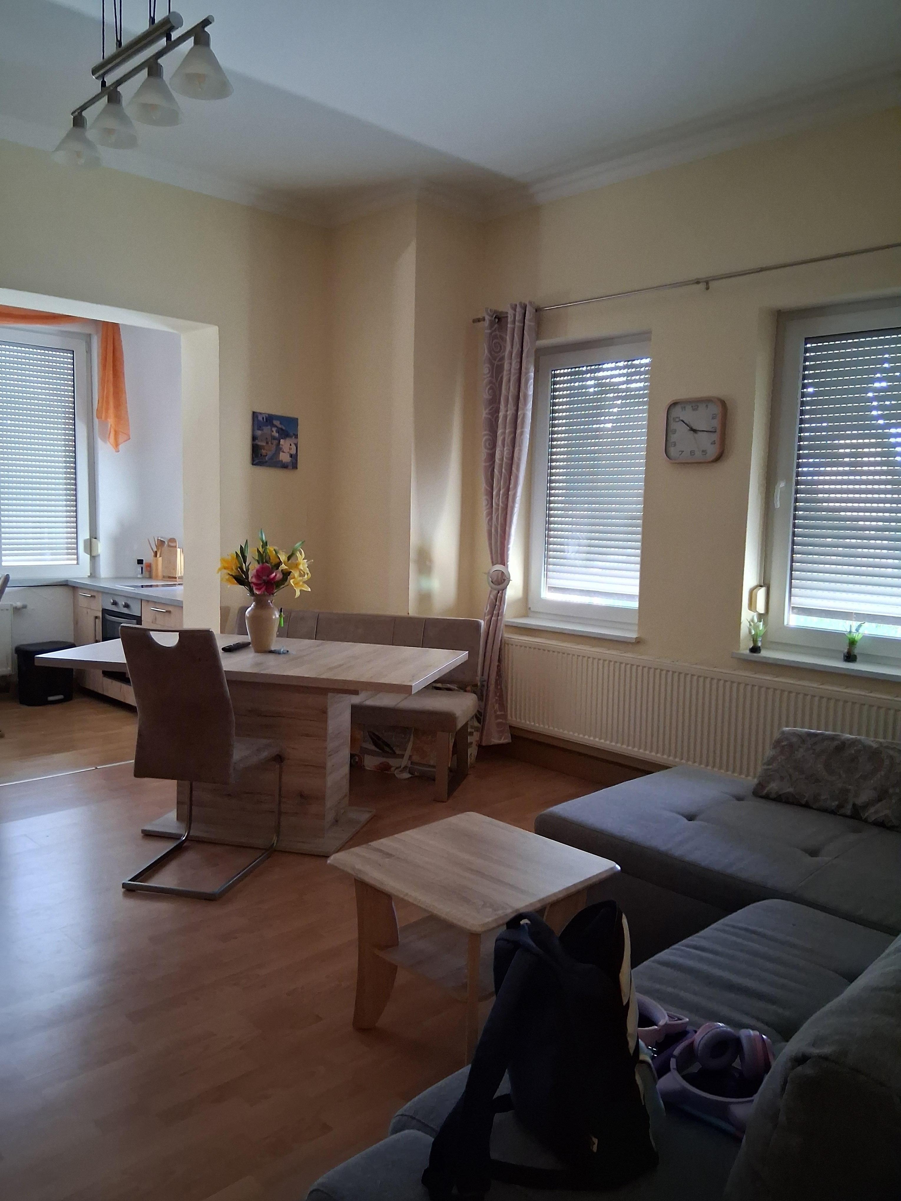 Das geräumige Wohnzimmer