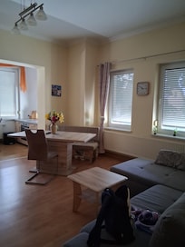 Das geräumige Wohnzimmer