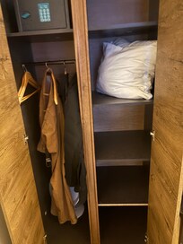 small safe in closet NOT
attached/anchored to
anything, just sits there