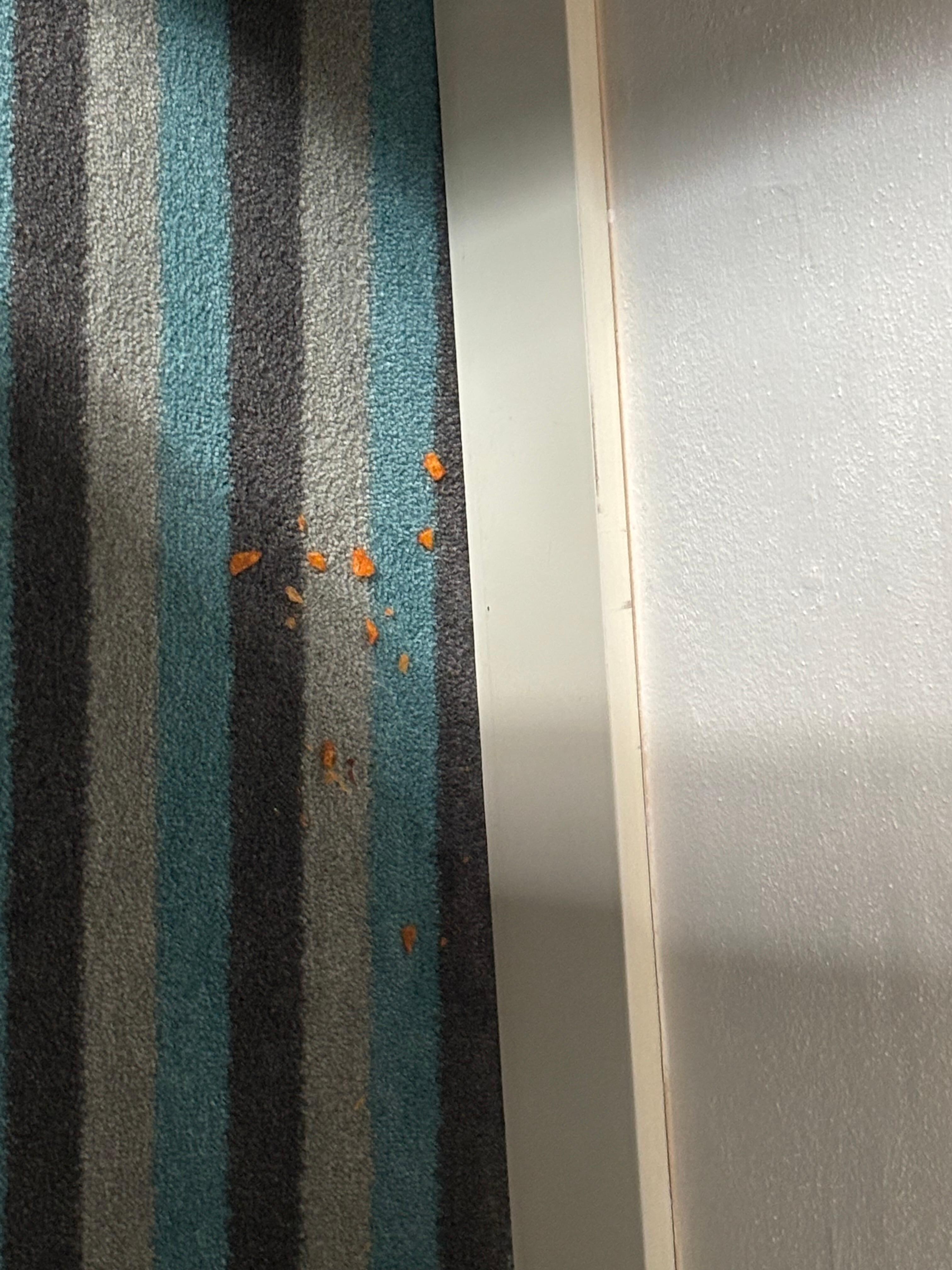 Chipskrümel am Teppich