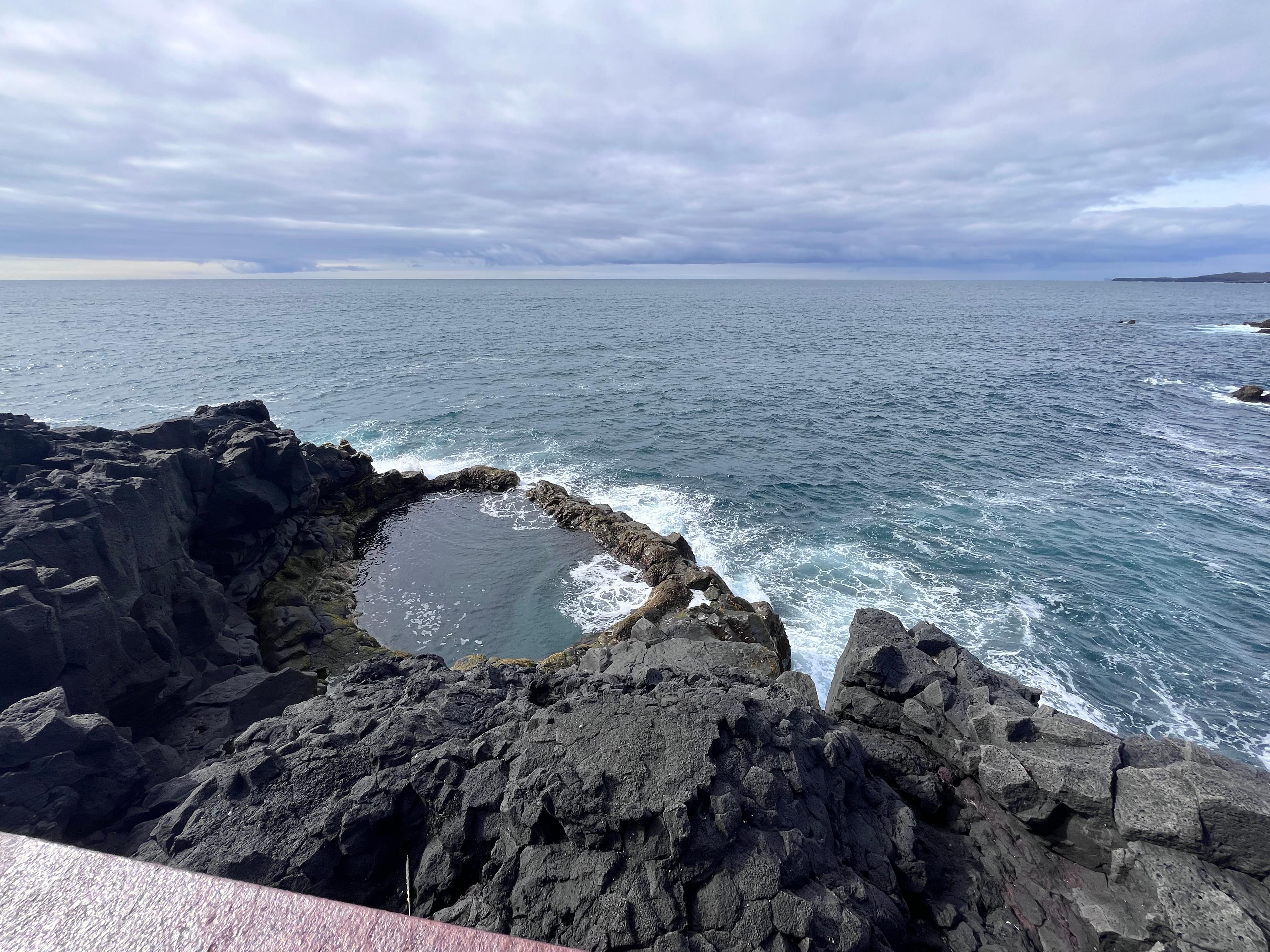 Brimketill lava pool near blue lagoon