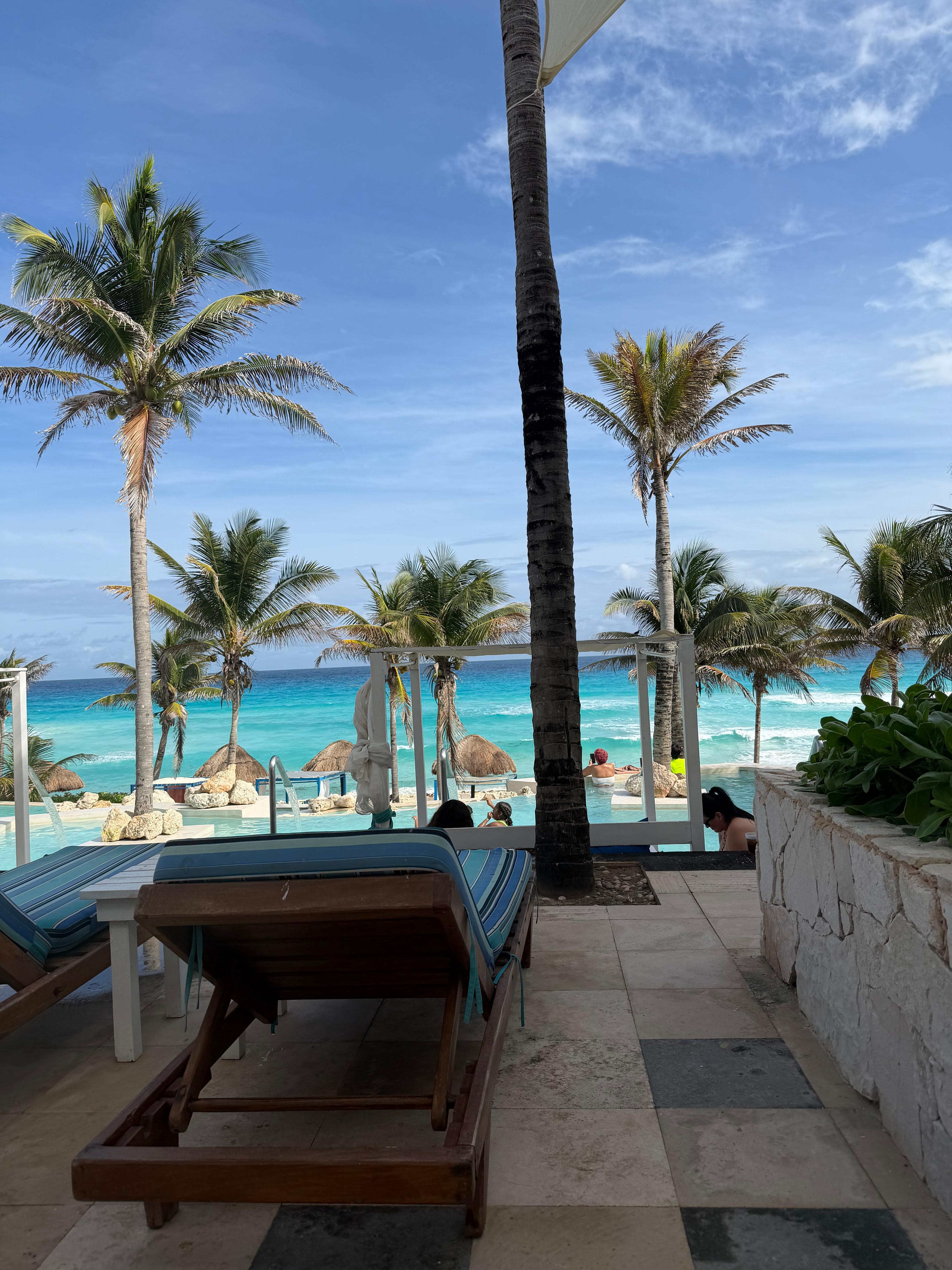 Para estar en la alberca es mucho mejor el beach club 