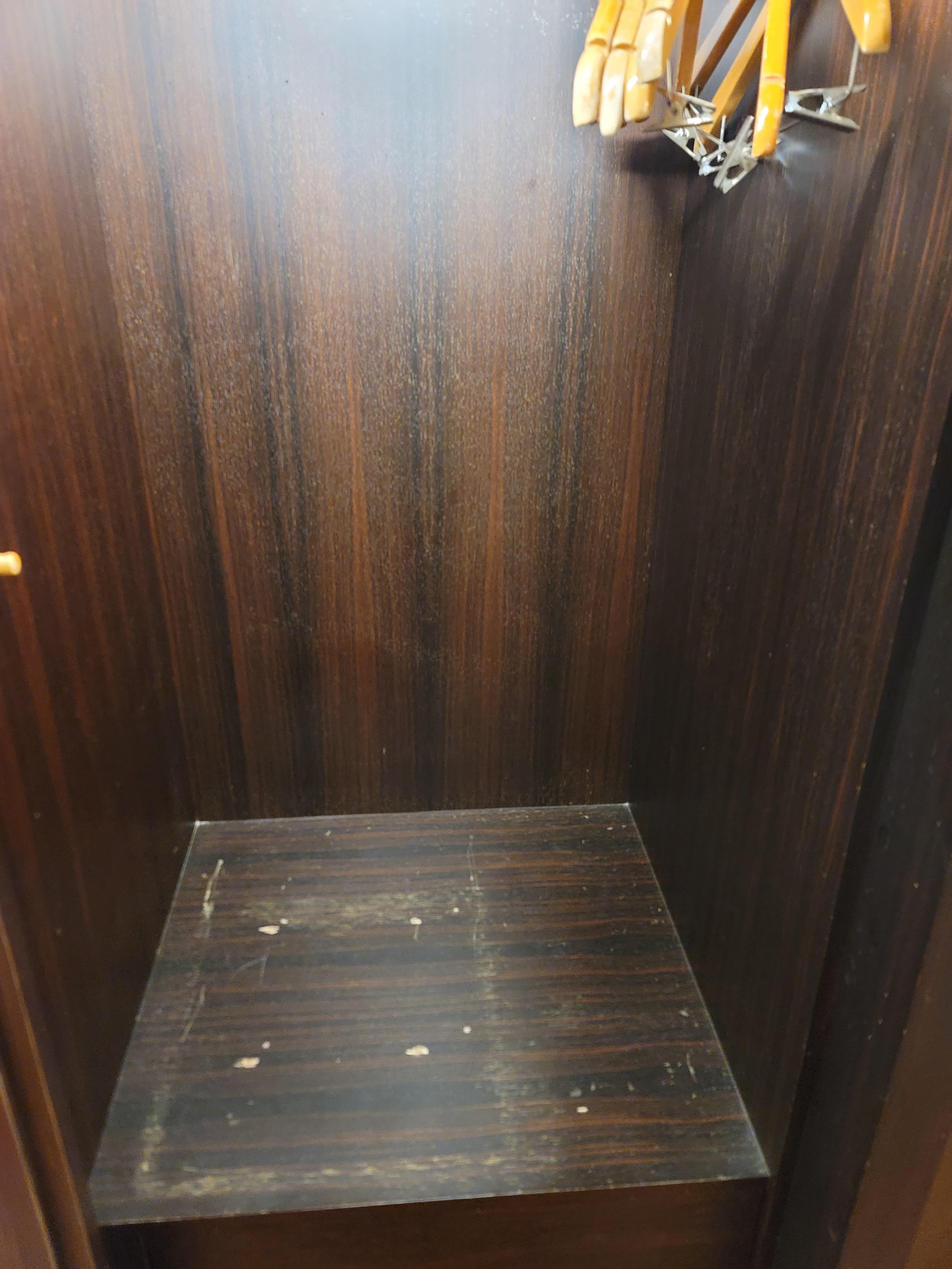 衣櫃內外刮痕明顯，應該有簡便的改善方式。一個人住兩晚，廁所衛生紙可以用光而要拿臥室區的抽取式衛生紙來用。