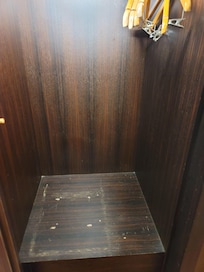 衣櫃內外刮痕明顯,應該有簡便的改善方式。一個人住兩晚,廁所衛生紙可以用光而要拿臥室區的抽取式衛生紙來用。