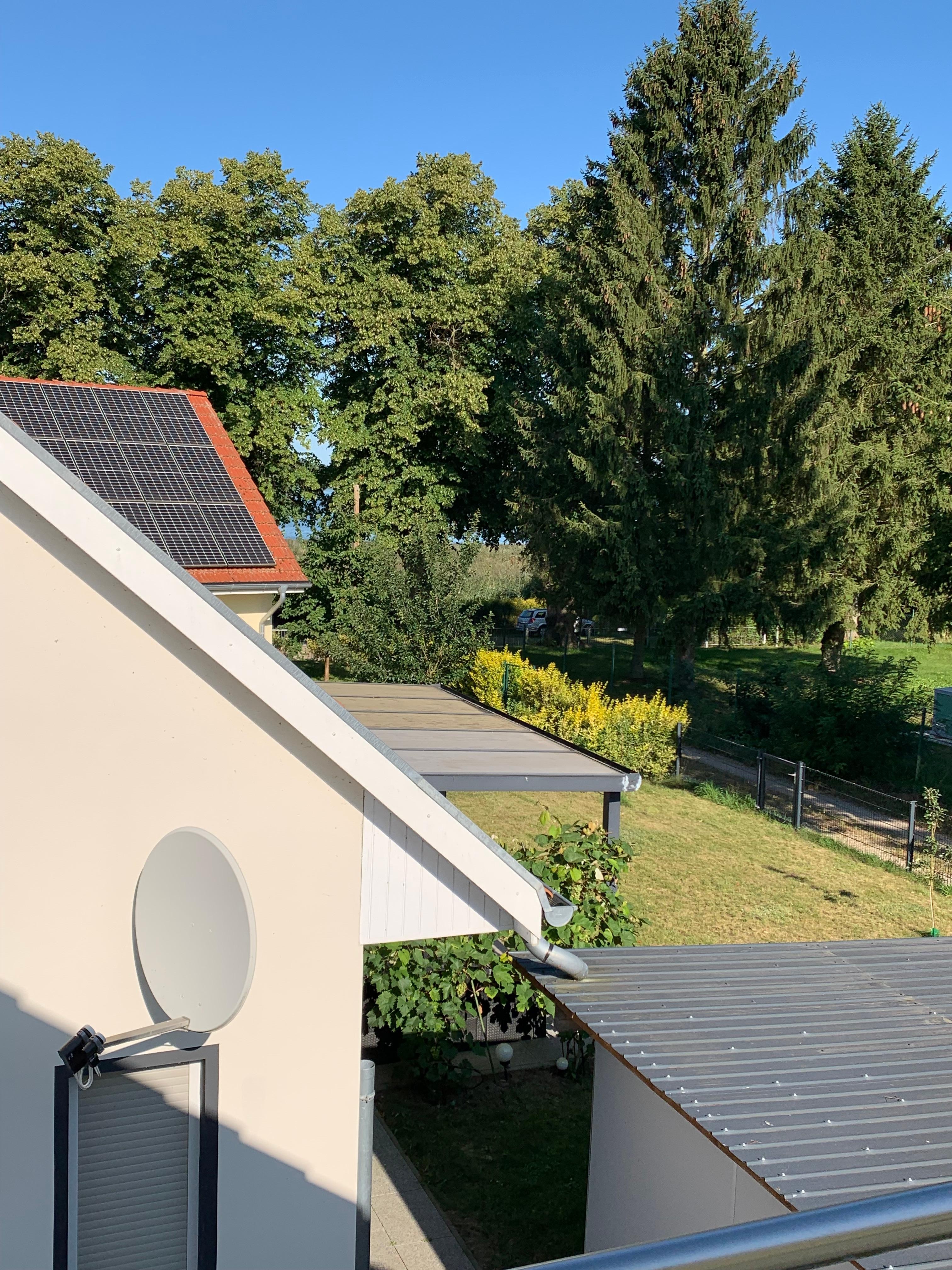 Blick vom Balkon zum See (das kleine blaue Fleckchen ganz unten, das restliche Blau ist Himmel)