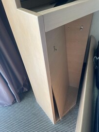 Kaputte Türe in einem Schrank. Man hätte auch einfach die Türe weg tun können. Dann wäre es nicht aufgefallen.