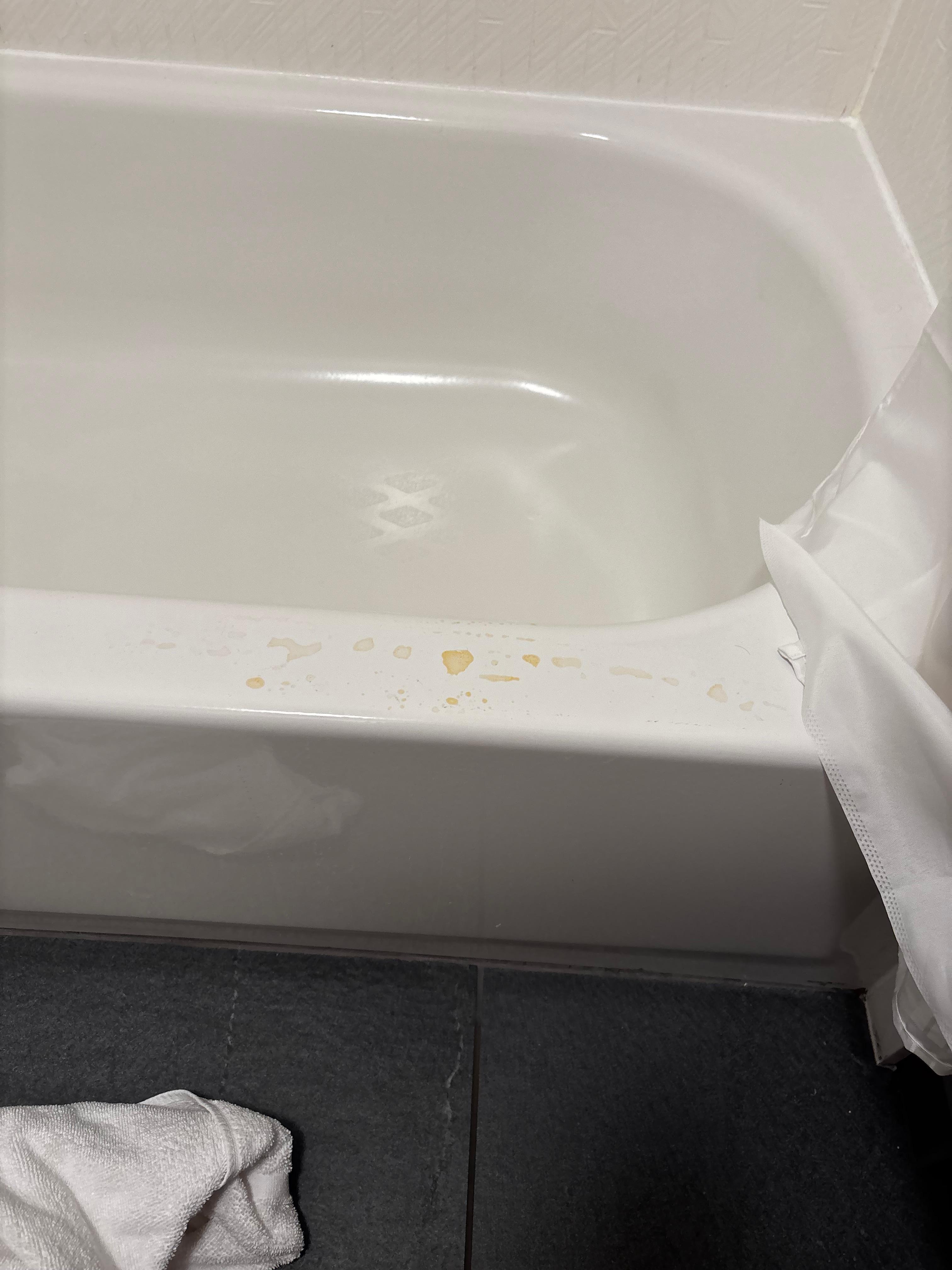 There were visible stains on the bathtub that looked like they hadn’t been cleaned at all, which was pretty gross and honestly unacceptable for a hotel room.