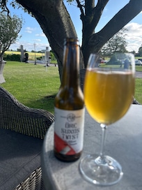 Man kan ta en drink eller öl i trädgården