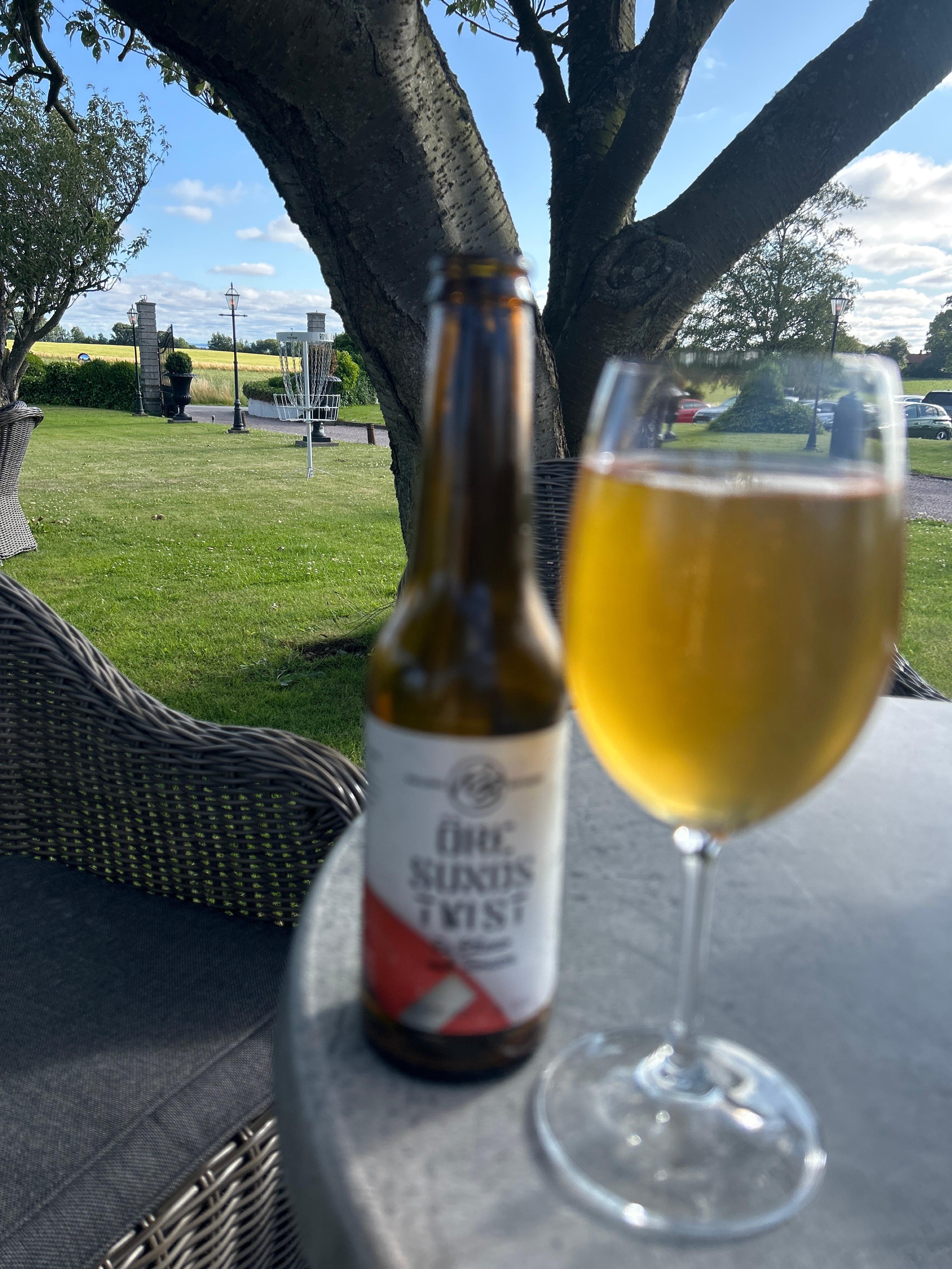 Man kan ta en drink eller öl i trädgården