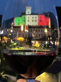 Brezza Barolo Cannubi and the beautifull Barolo castle. What a combi ❤️