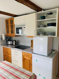 Küchenzeile mit E-Herd, Mikrowelle , Kühlschrank mit TK, KM, WK, Toaster