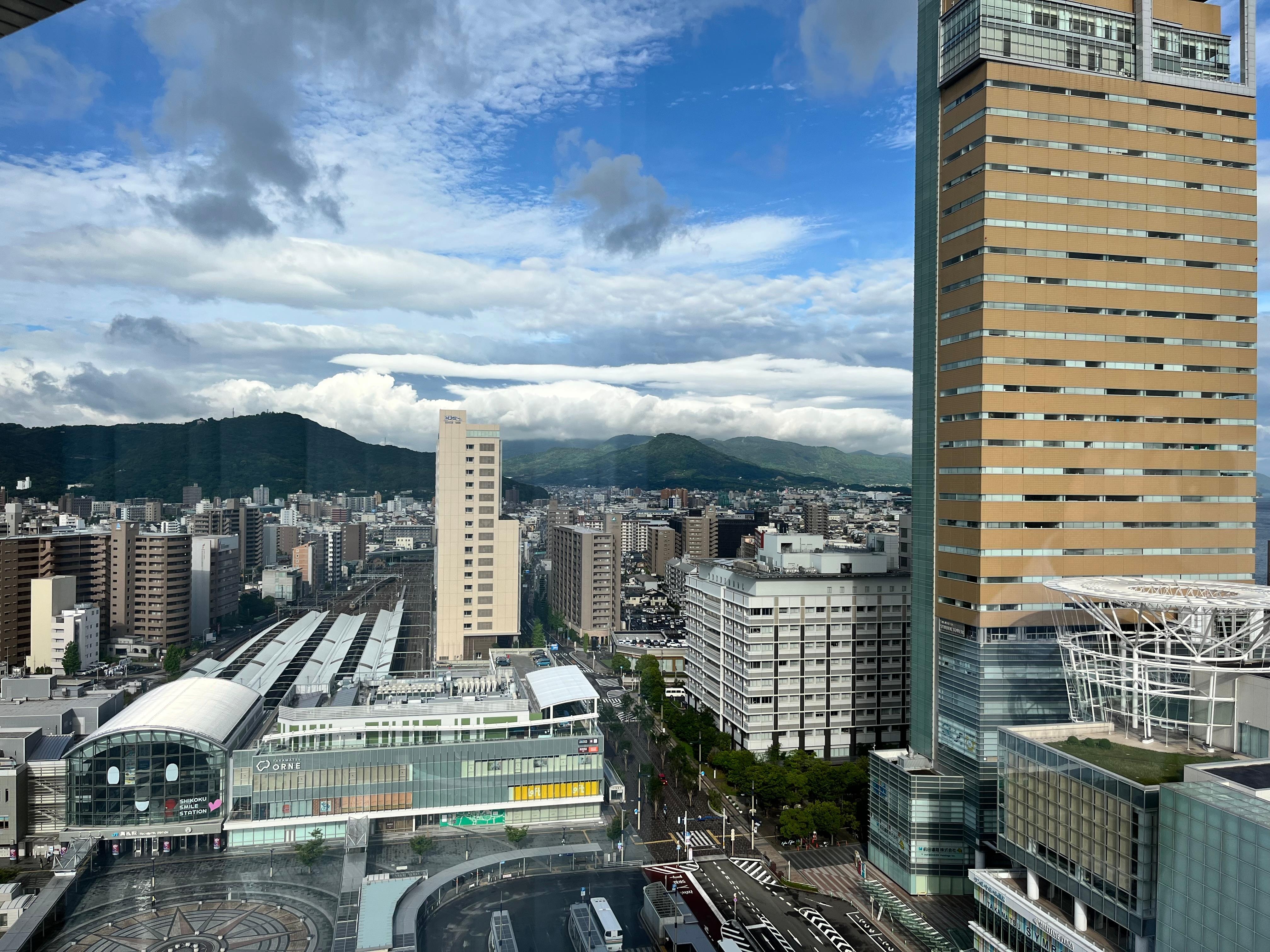 左側山の景色