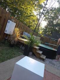Pool and yard very cute!
