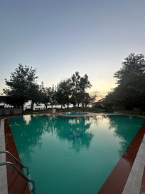 La piscine avec l’espace bar à coté.