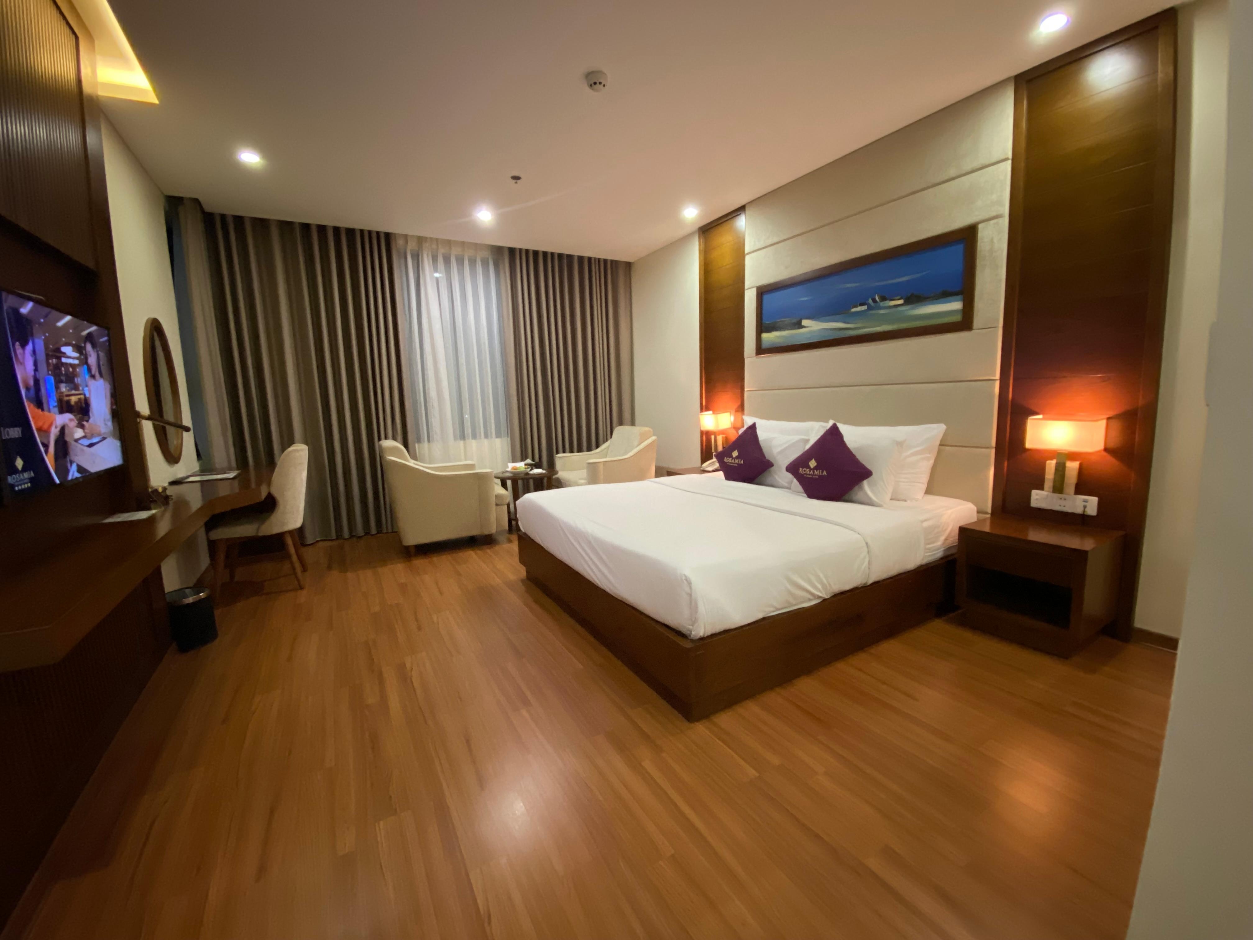 ウェルカムフルーツもいただきました。広く清潔感もあります。お水は毎日無料で2本いただけます。YouTubeが見れます。