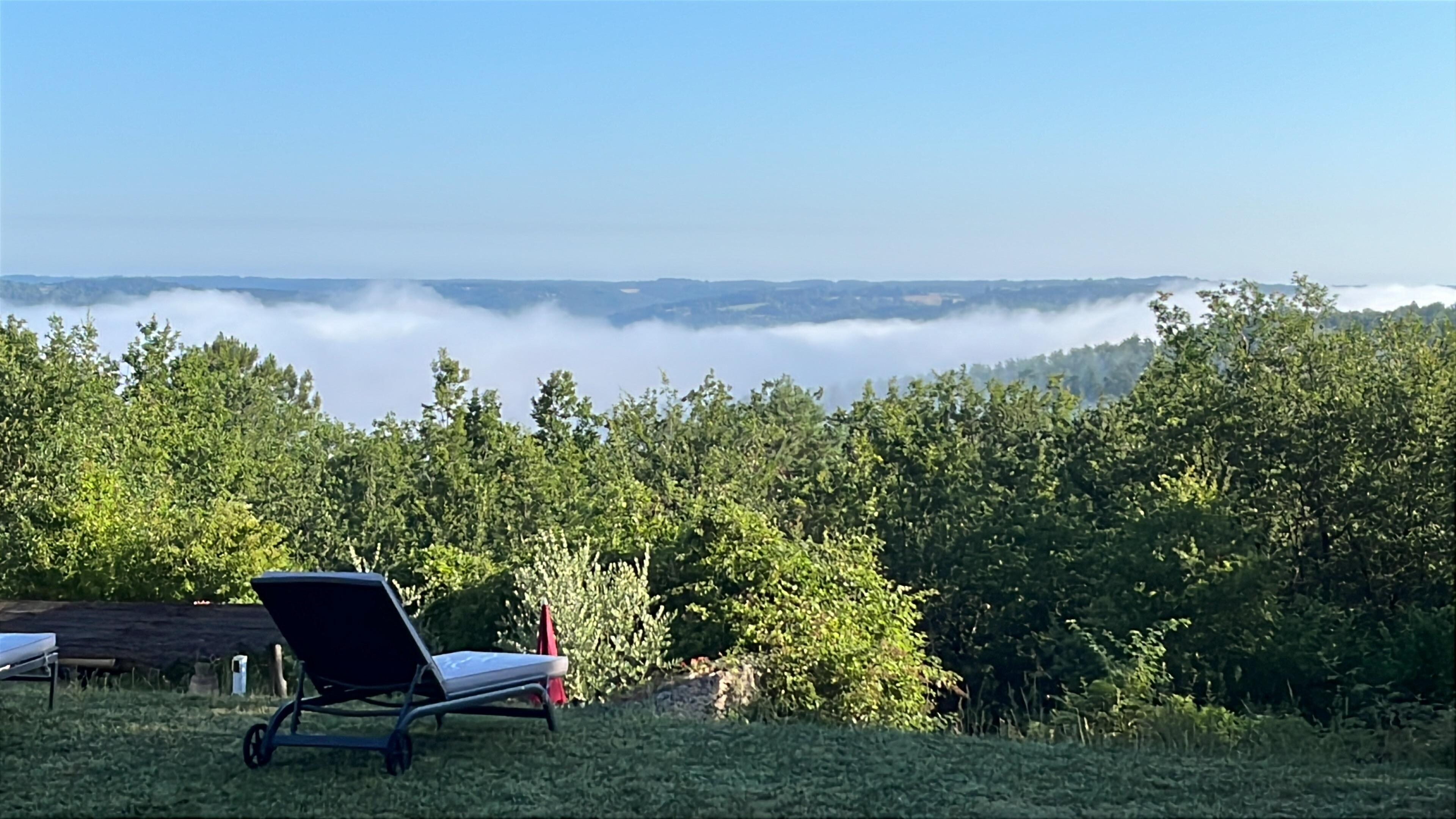 Vue de la terrasse avec la brume sur la vallée de la Vezere