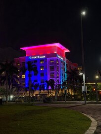 Foto nocturna del hotel