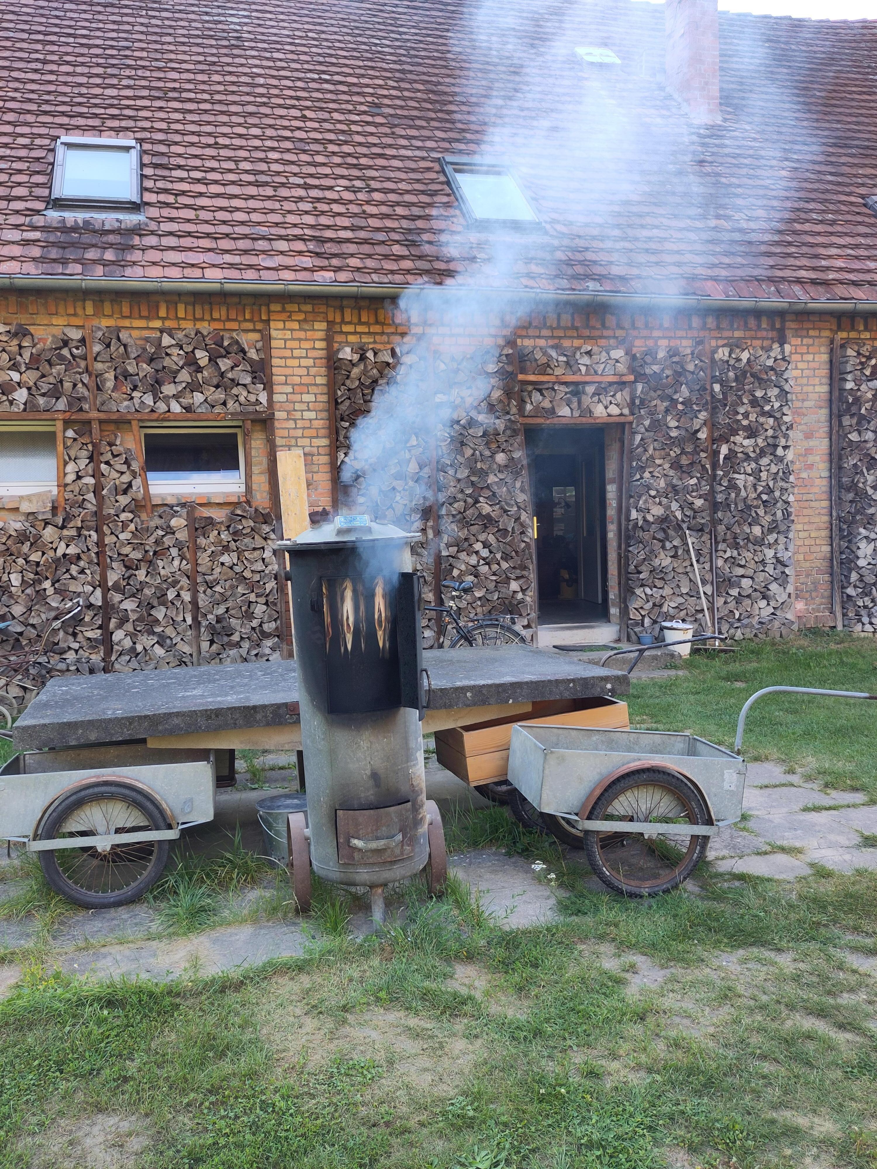 Meist in ein Mal der Woche frischen Räucherfich 😋😋😋.
Bei uns gab's 3 verschiedene Fisch Sorten. Woll immer Dienstag. 
