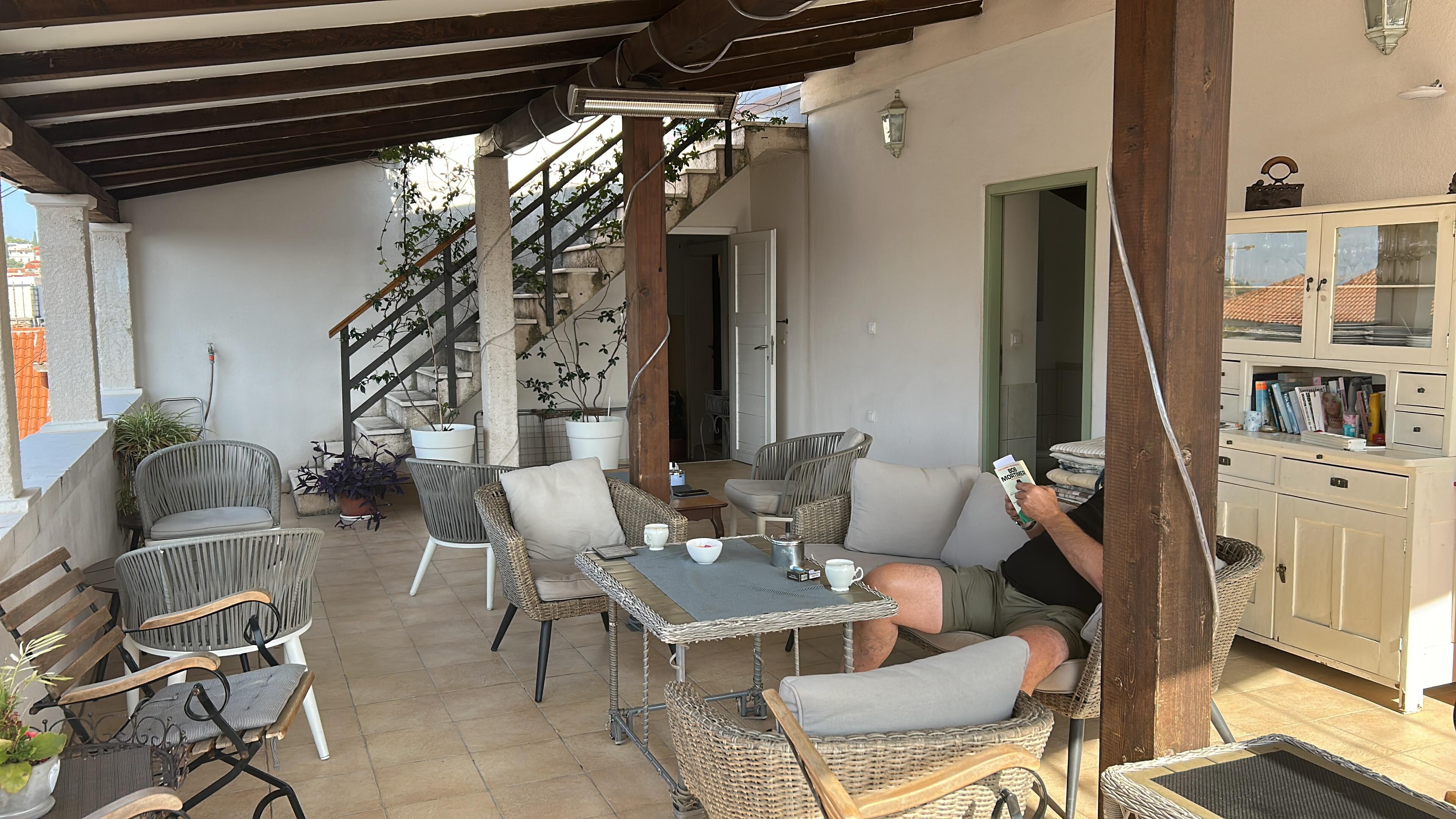 Covered outdoor terrace 