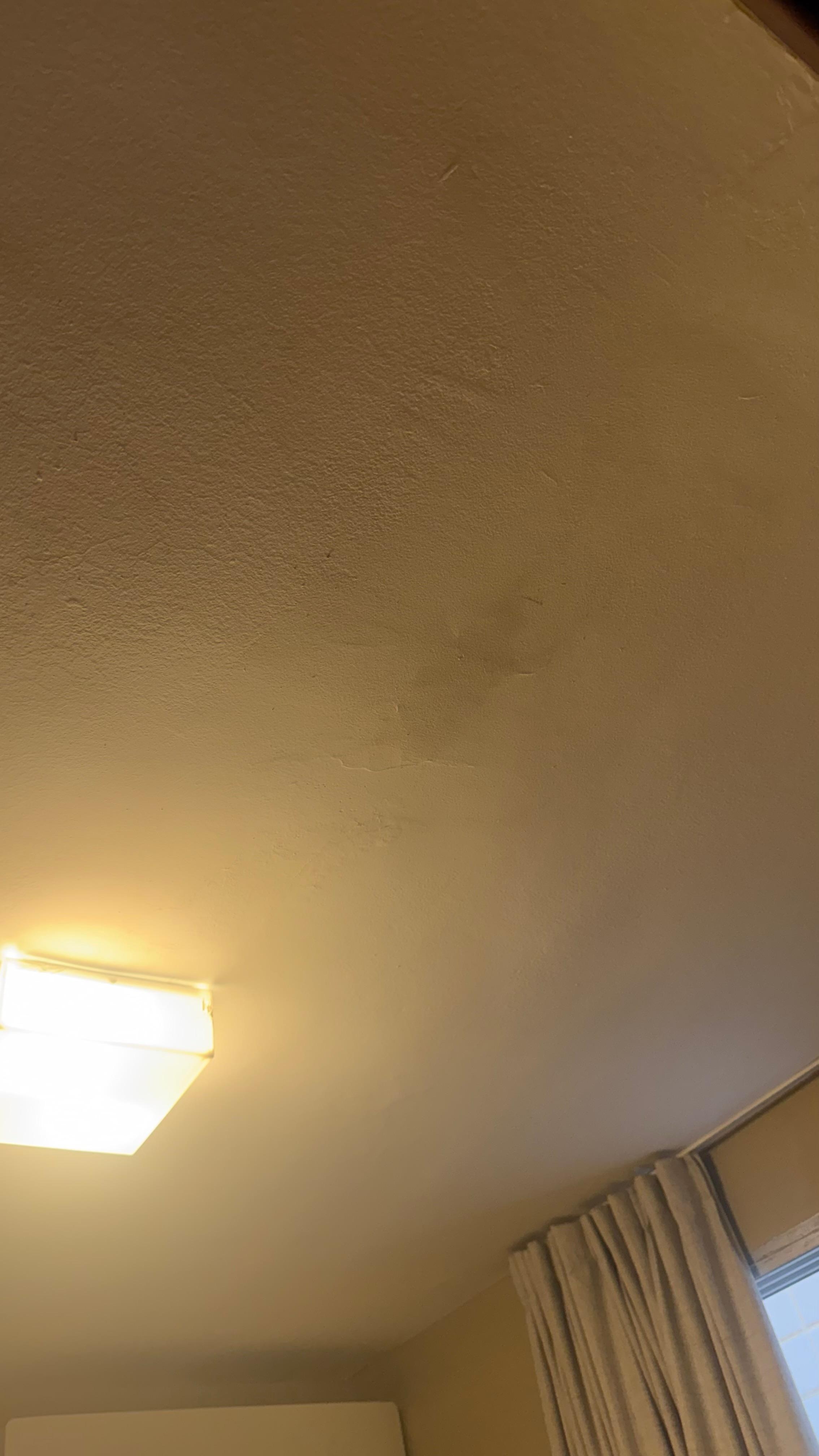 Infiltração no teto do quarto