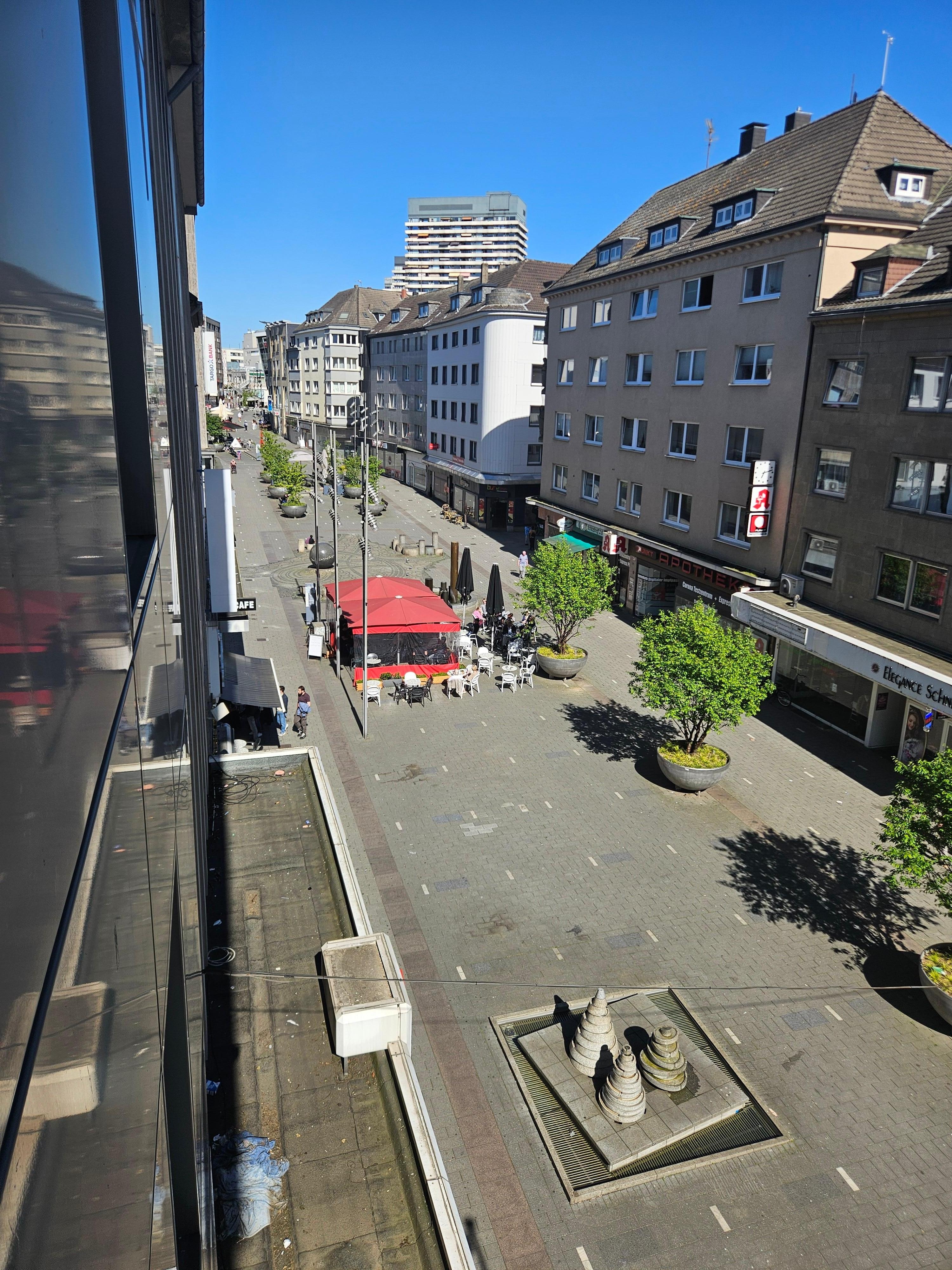 Blick zur belebten Fußgängerzone