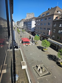 Blick zur belebten Fußgängerzone