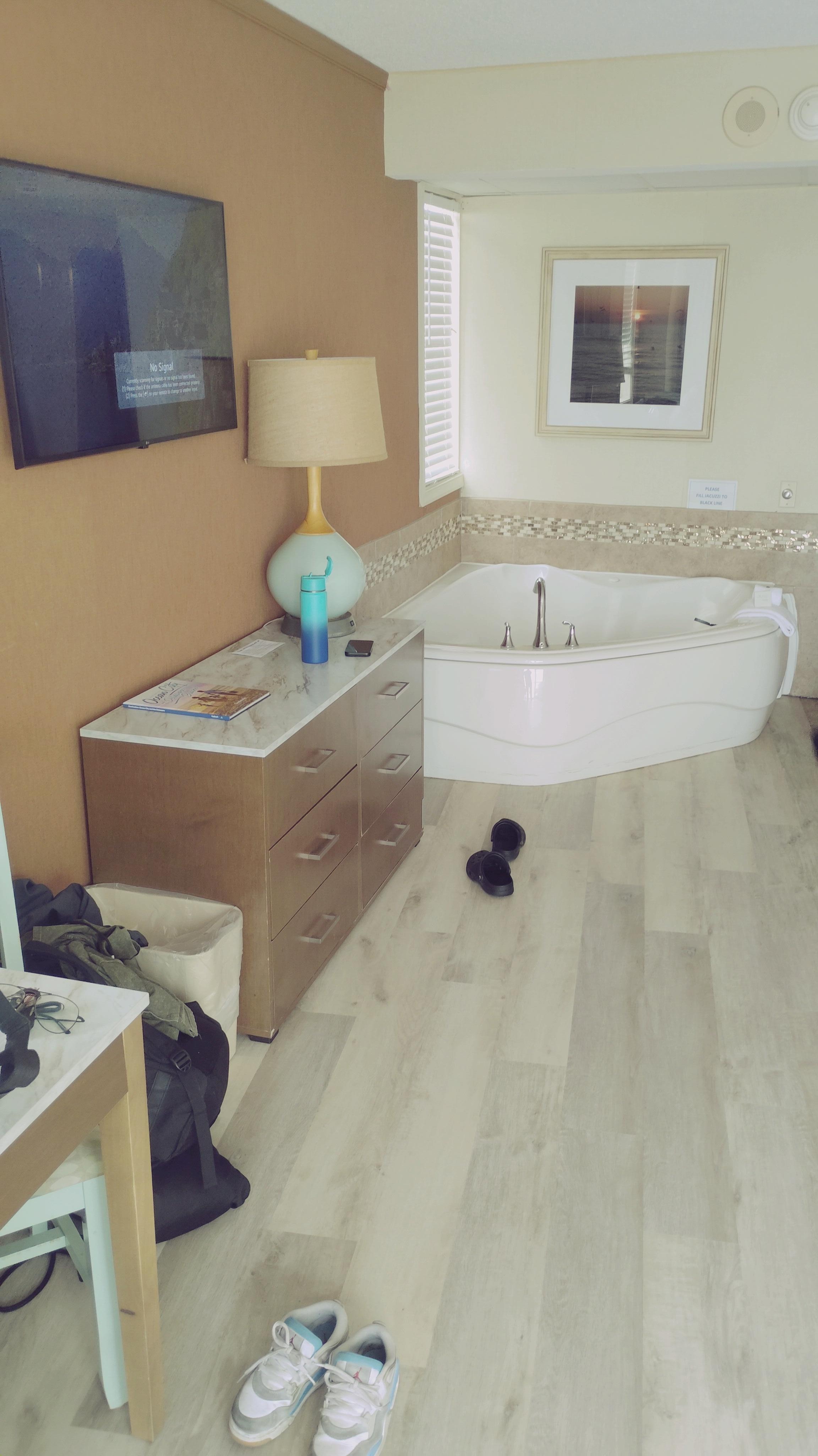 Amazing hot tub in room