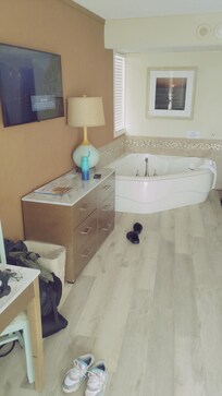 Amazing hot tub in room