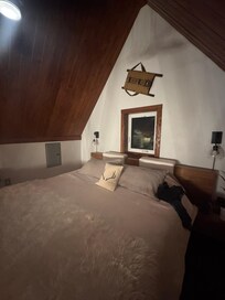 Cozy & warm bed - very comfortable.