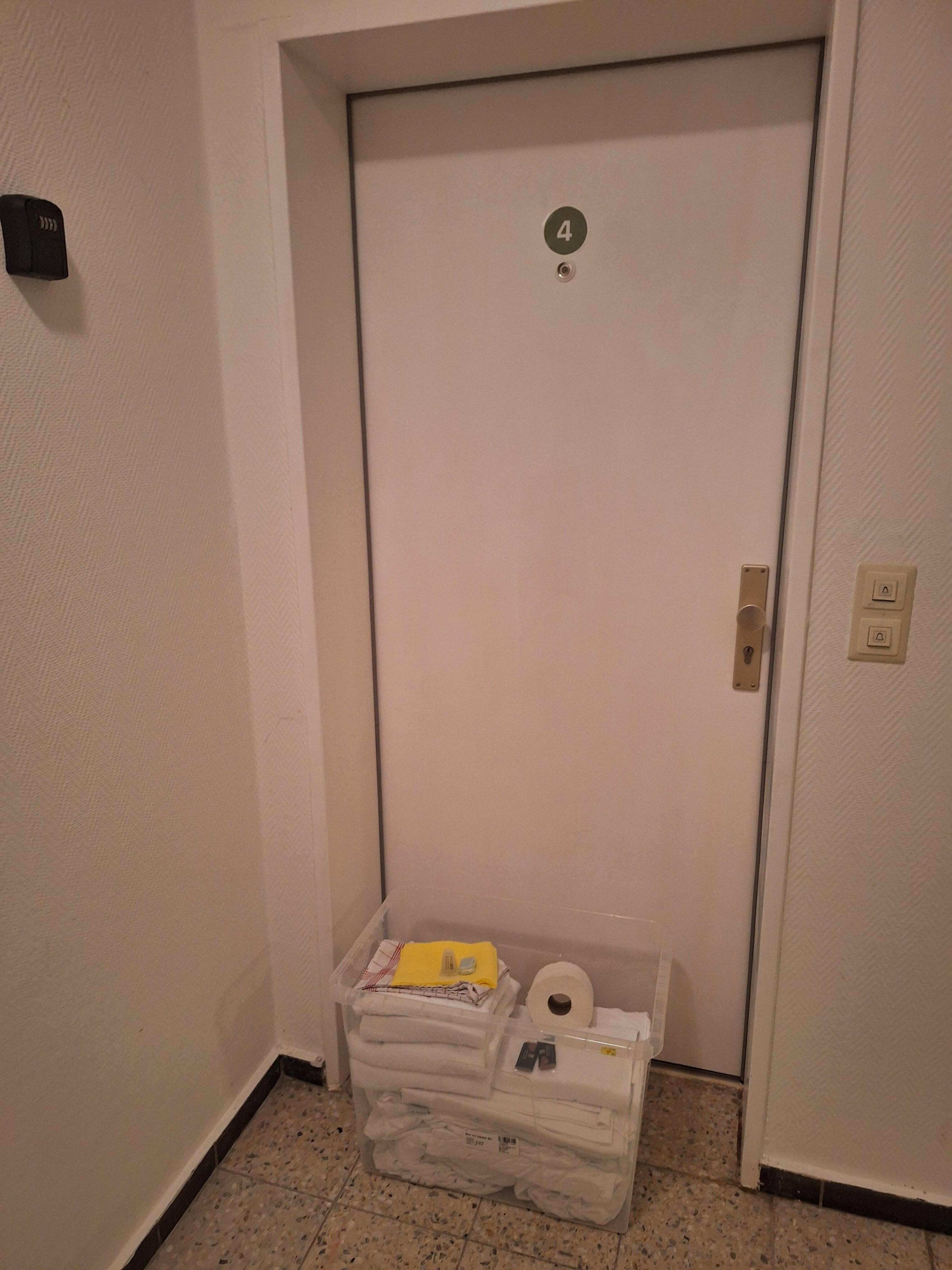 Nach einem Tag stand, ohne Benachrichtigung, nachmittags die Wäschebox vor der Tür