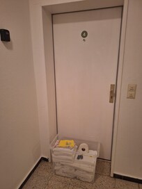 Nach einem Tag stand, ohne Benachrichtigung, nachmittags die Wäschebox vor der Tür