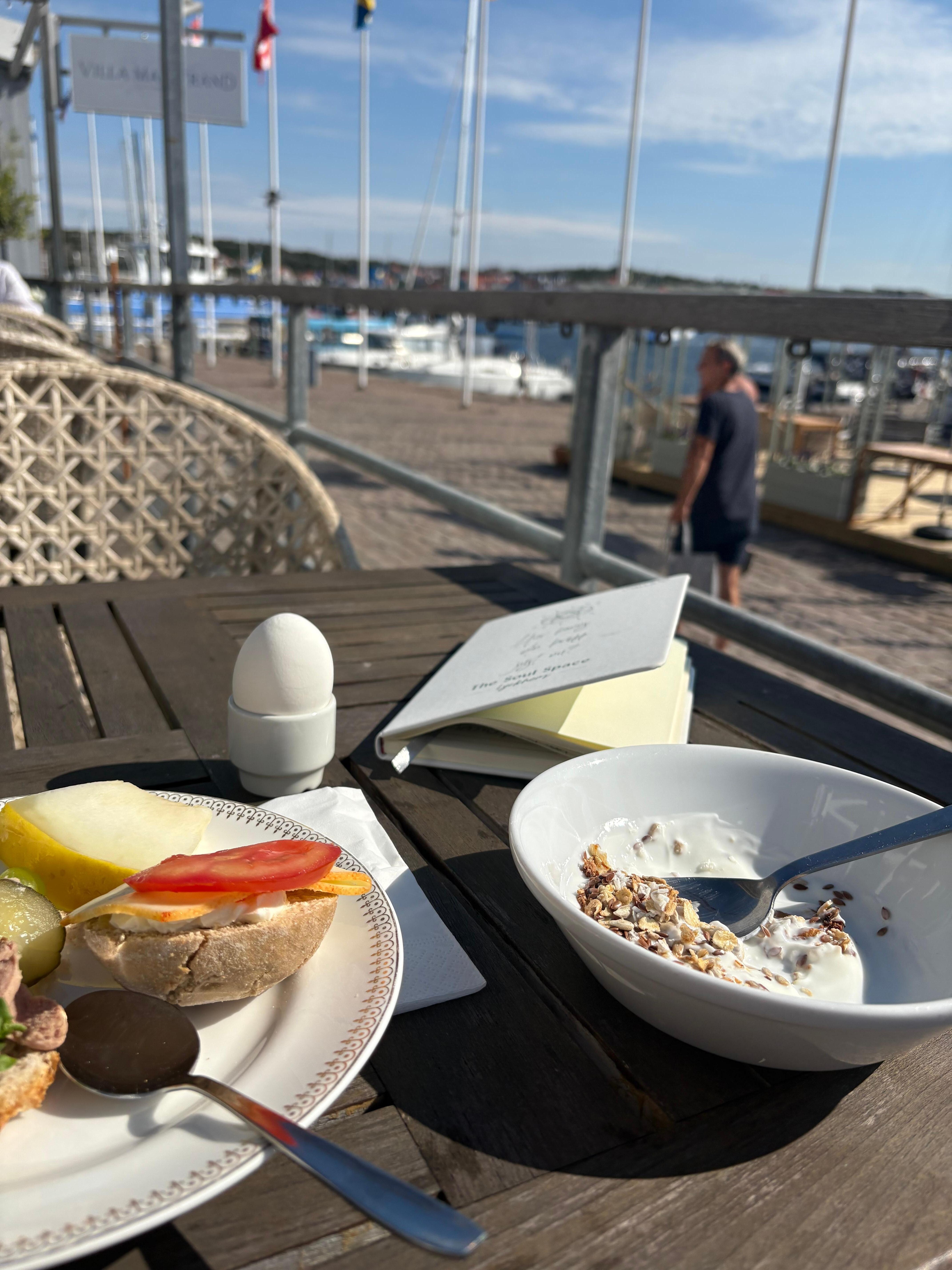 Mysigt att njuta av frukosten ute och se på alla båtar och folk som passerar.
