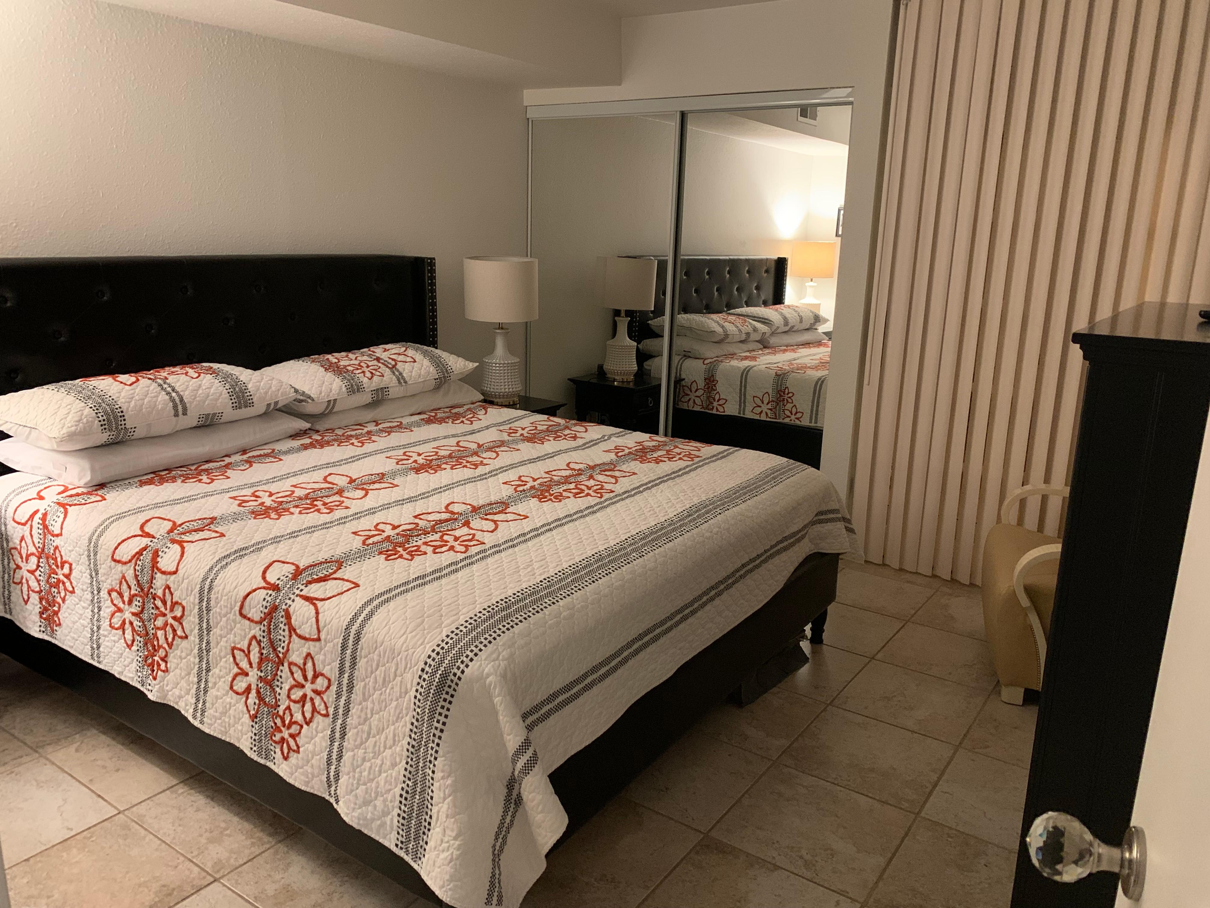 Bedroom (king size bed was comfy!)