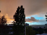Orage et coucher de soleil simultanément hier soir => le 4ème étage a permis de faire de belles photos !