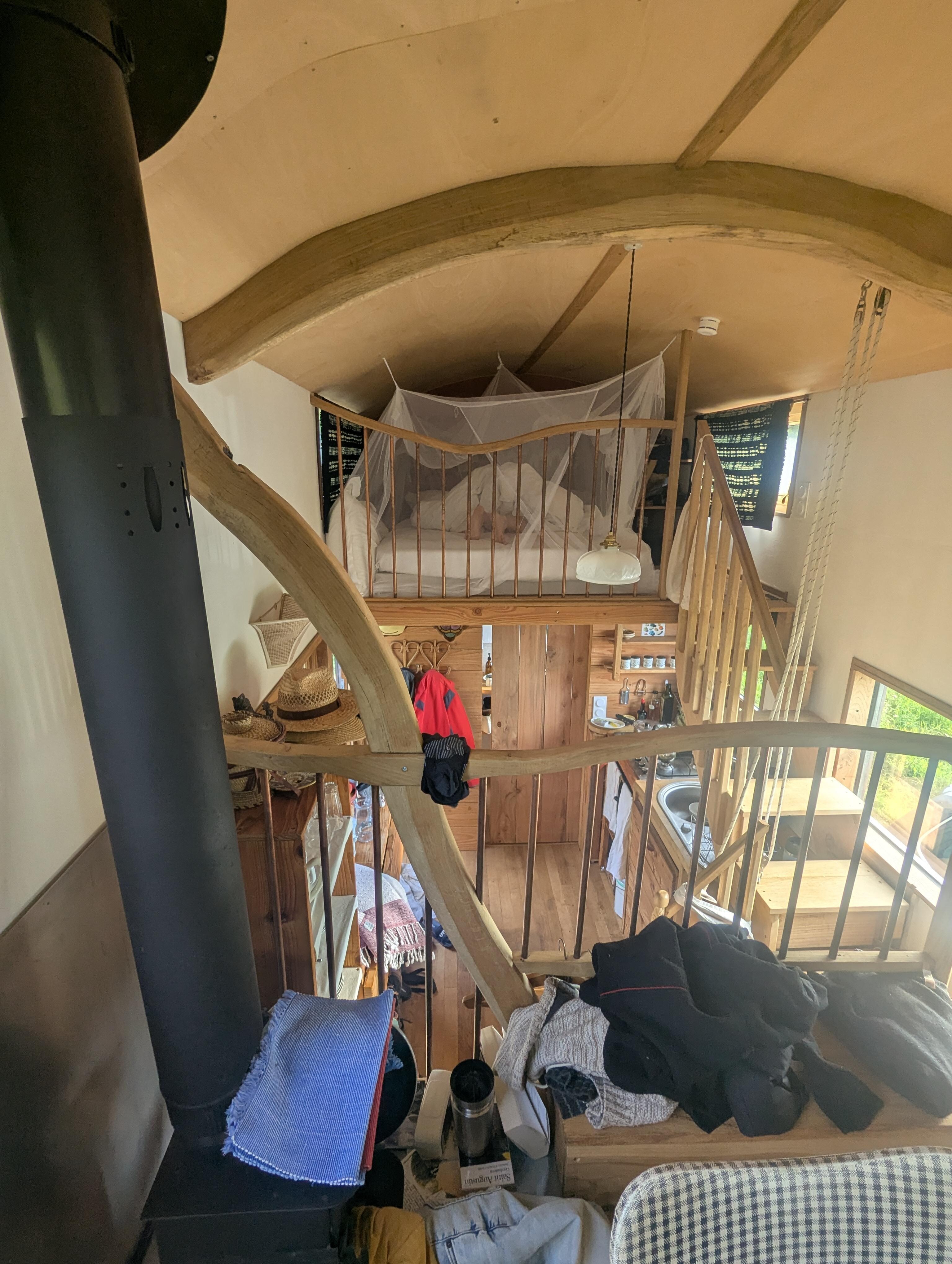 Vue depuis le salon, sur la cuisine en bas et sur la chambre du haut