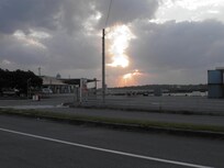 本部港に停泊中のカーフェリーと夕陽