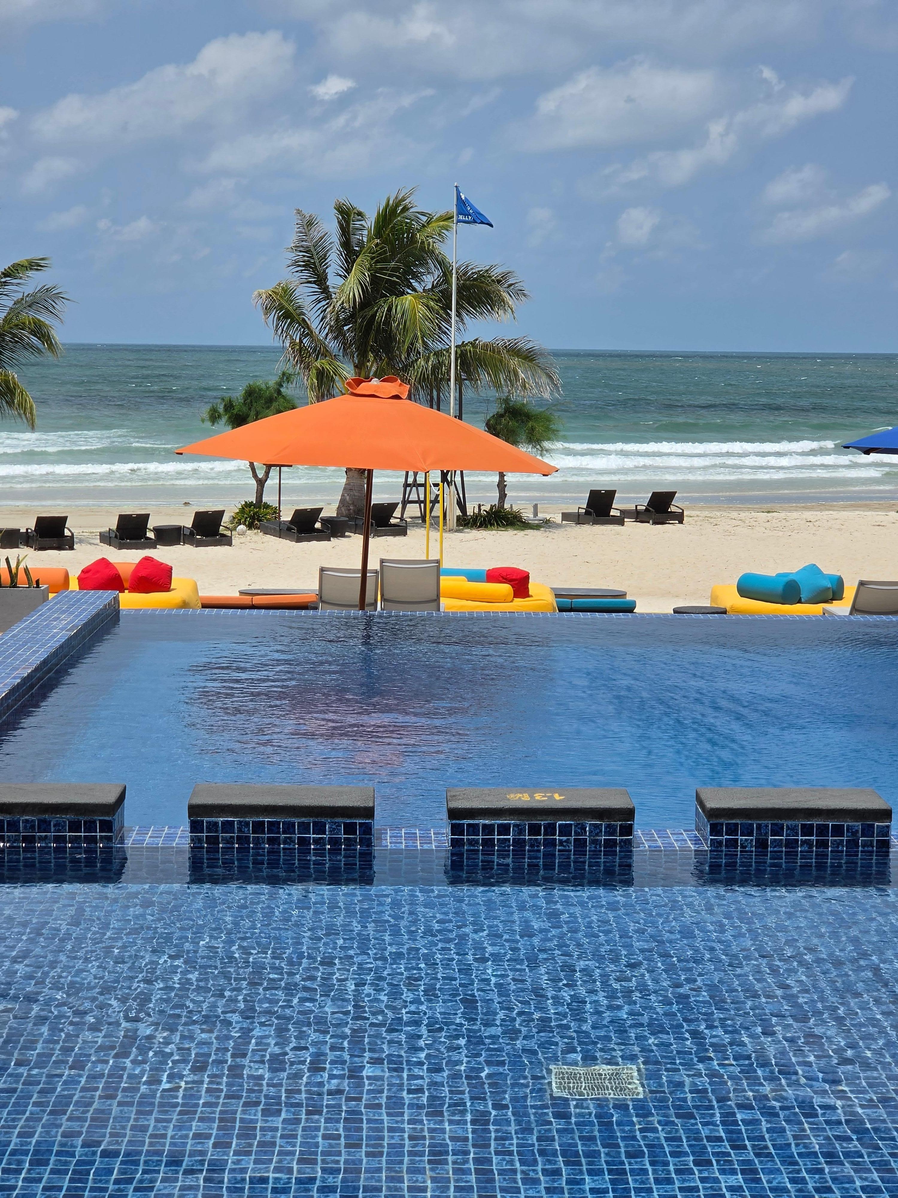 Cassia Bintan pool