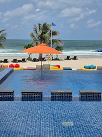 Cassia Bintan pool