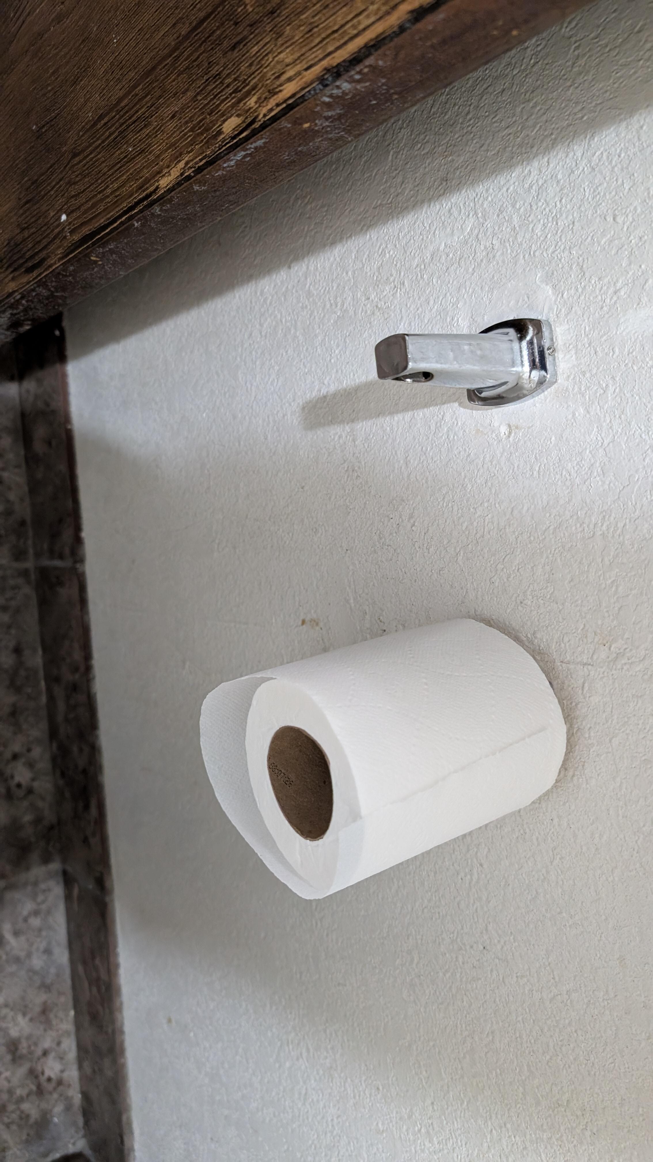 Toilet paper dispenser missing roller