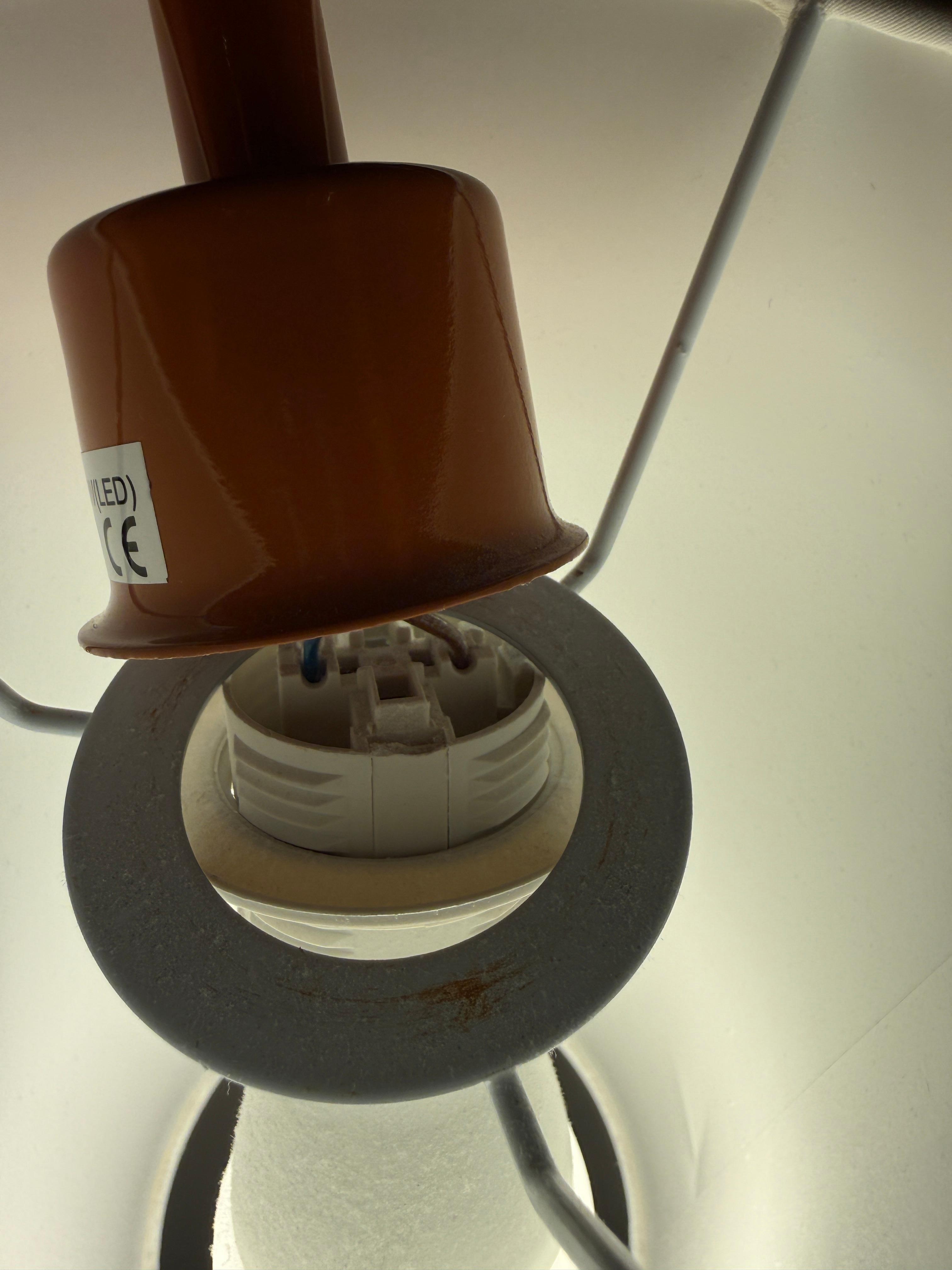 Fil électrique accessible 