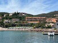 La résidence au-dessus de la plage vue du port de la Figueirette