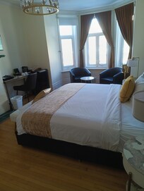 Classic contemporary style settings